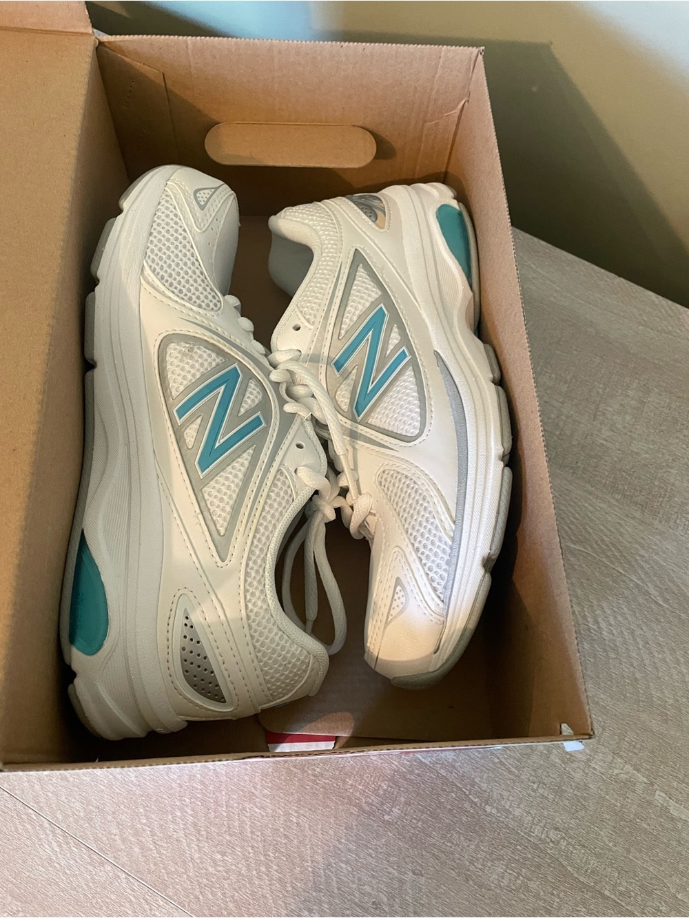 New New Balance Womens White Tennis Shoes Comfort Size 6 Sneakers Walking